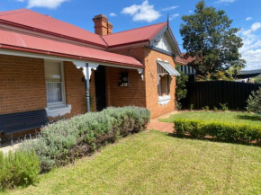 Merala a cosy cottage with easy stroll to CBD, Mudgee